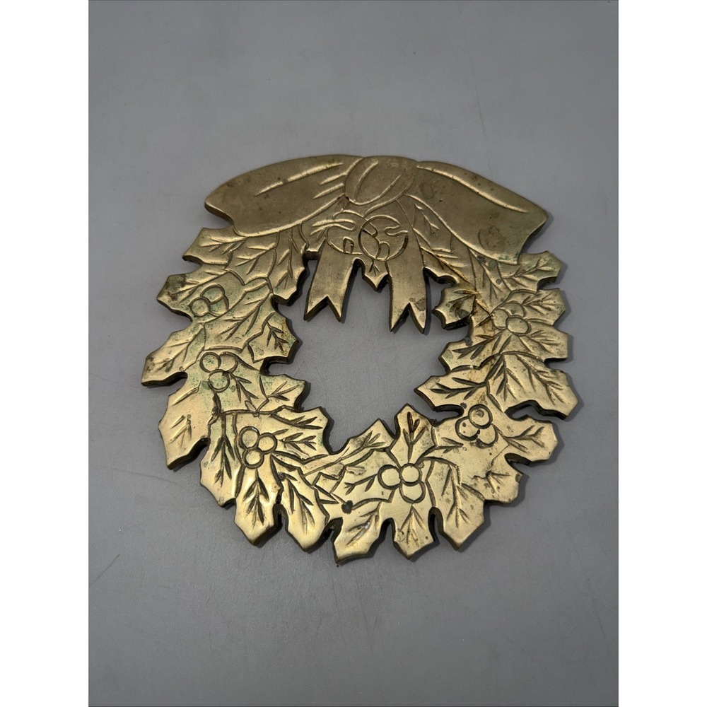 Vintage Solid Brass Christmas Wreath Trivet Hot Plate Kitchen Serving 6.5"